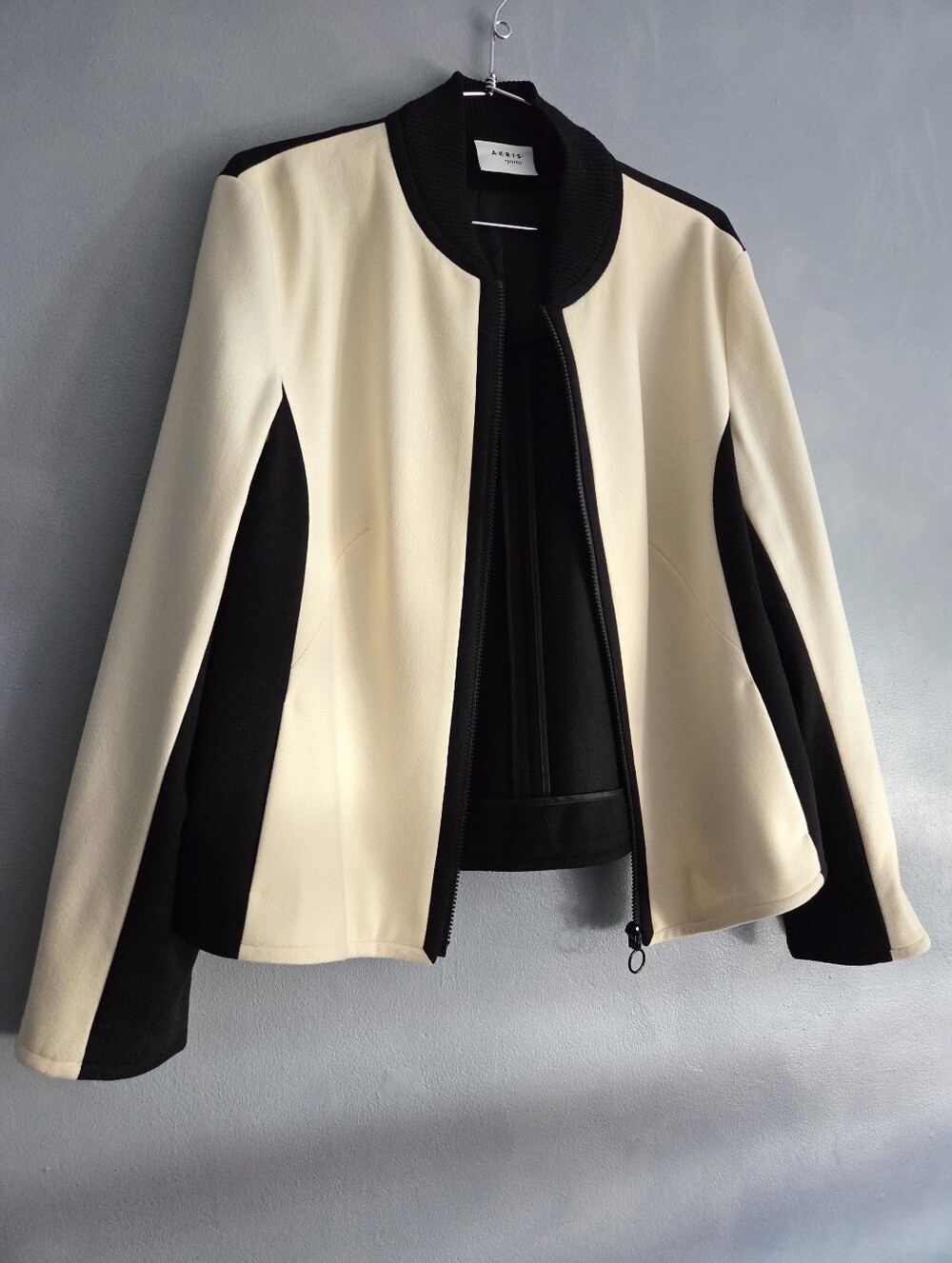AKRIS PUNTO CREAM BLACK 100% WOOL BOMBER ZIP FRONT SHORT JACKET SIZE 10